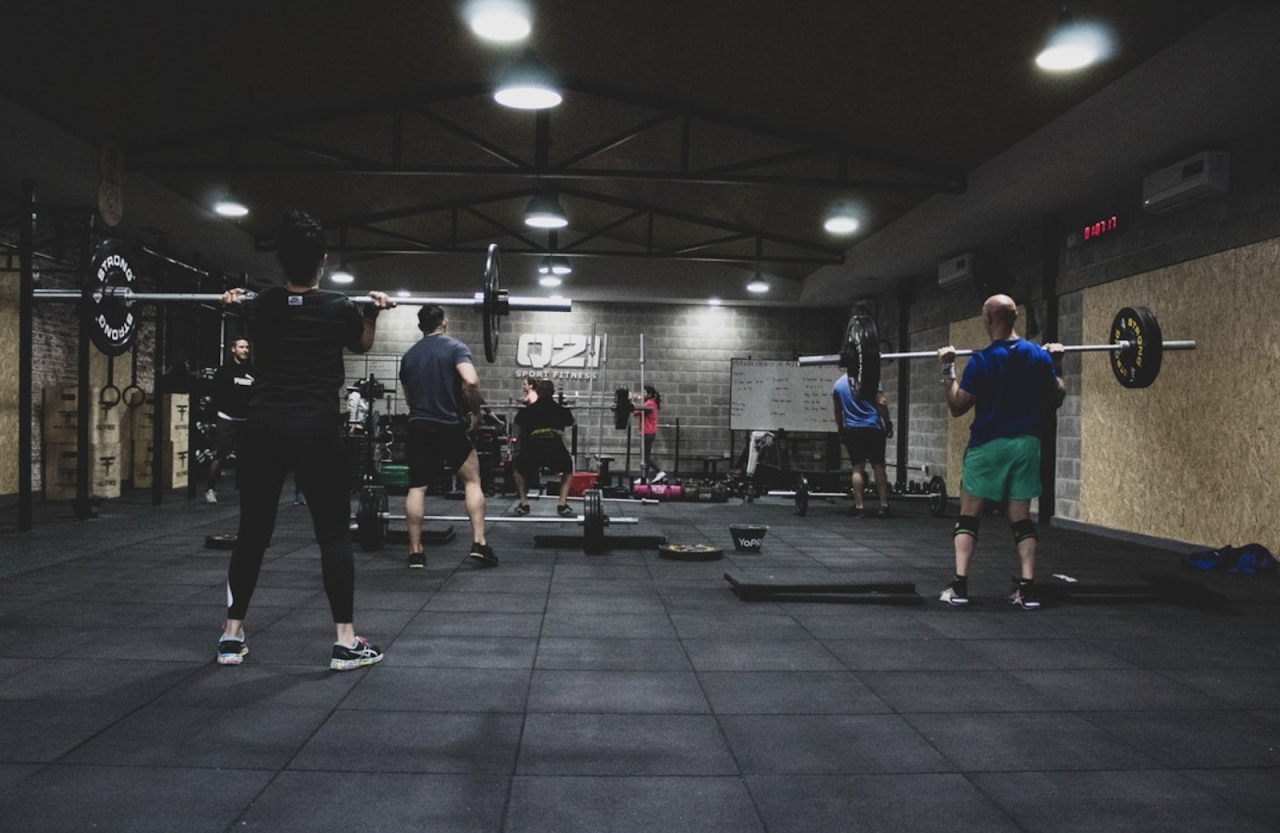 Entrenamiento con pesas libres en Q21 Sport Fitness